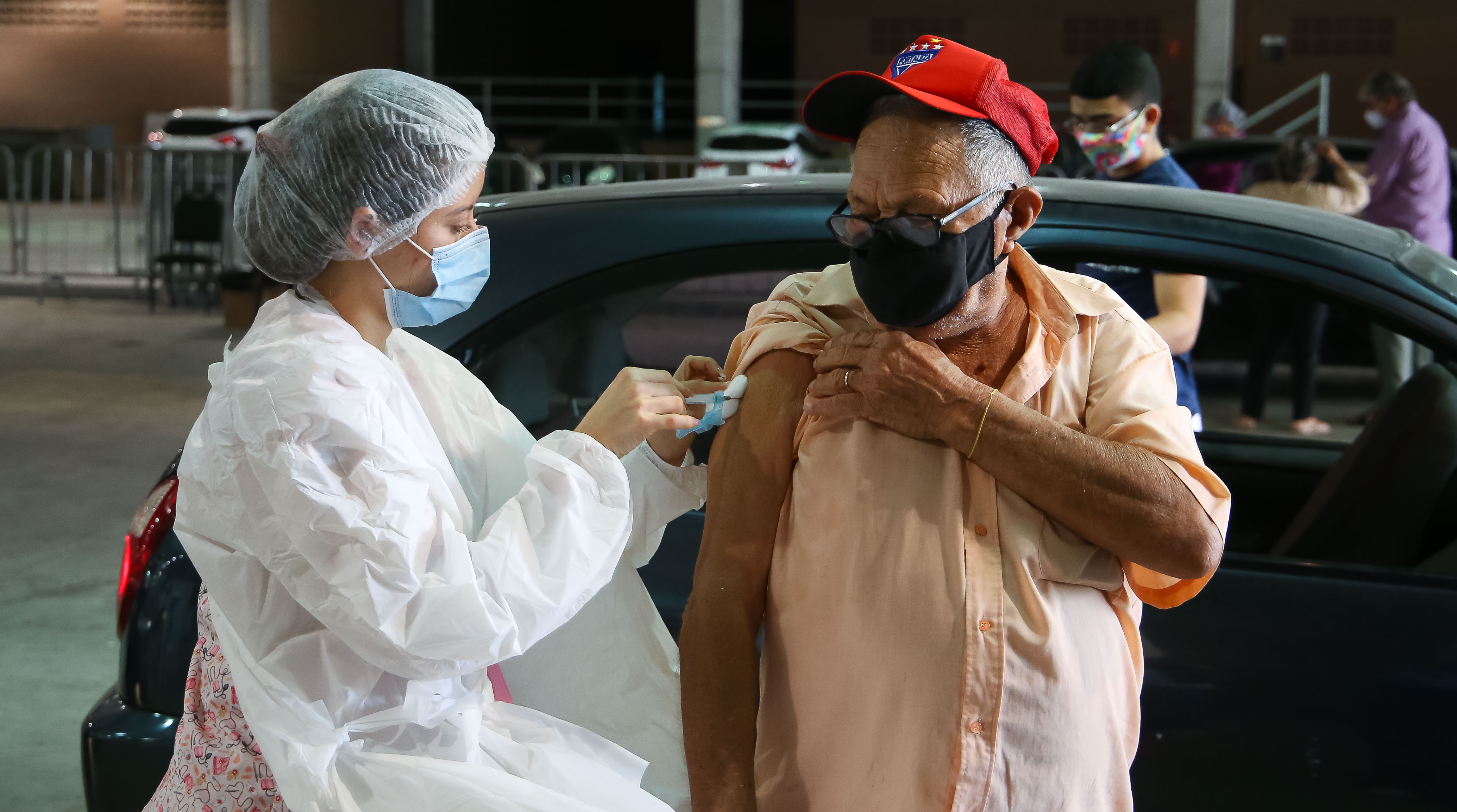 enfermeira vacina uma senhor